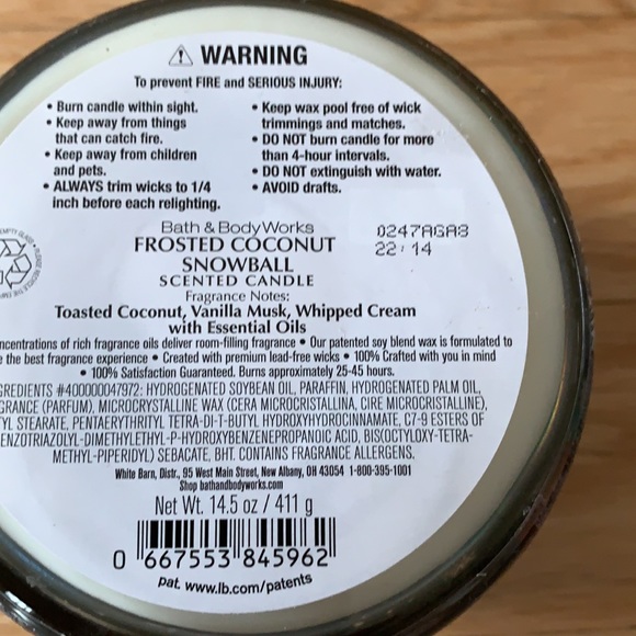 Bath and Body Works Frosted Coconut Snowball Candle - Picture 5 of 5